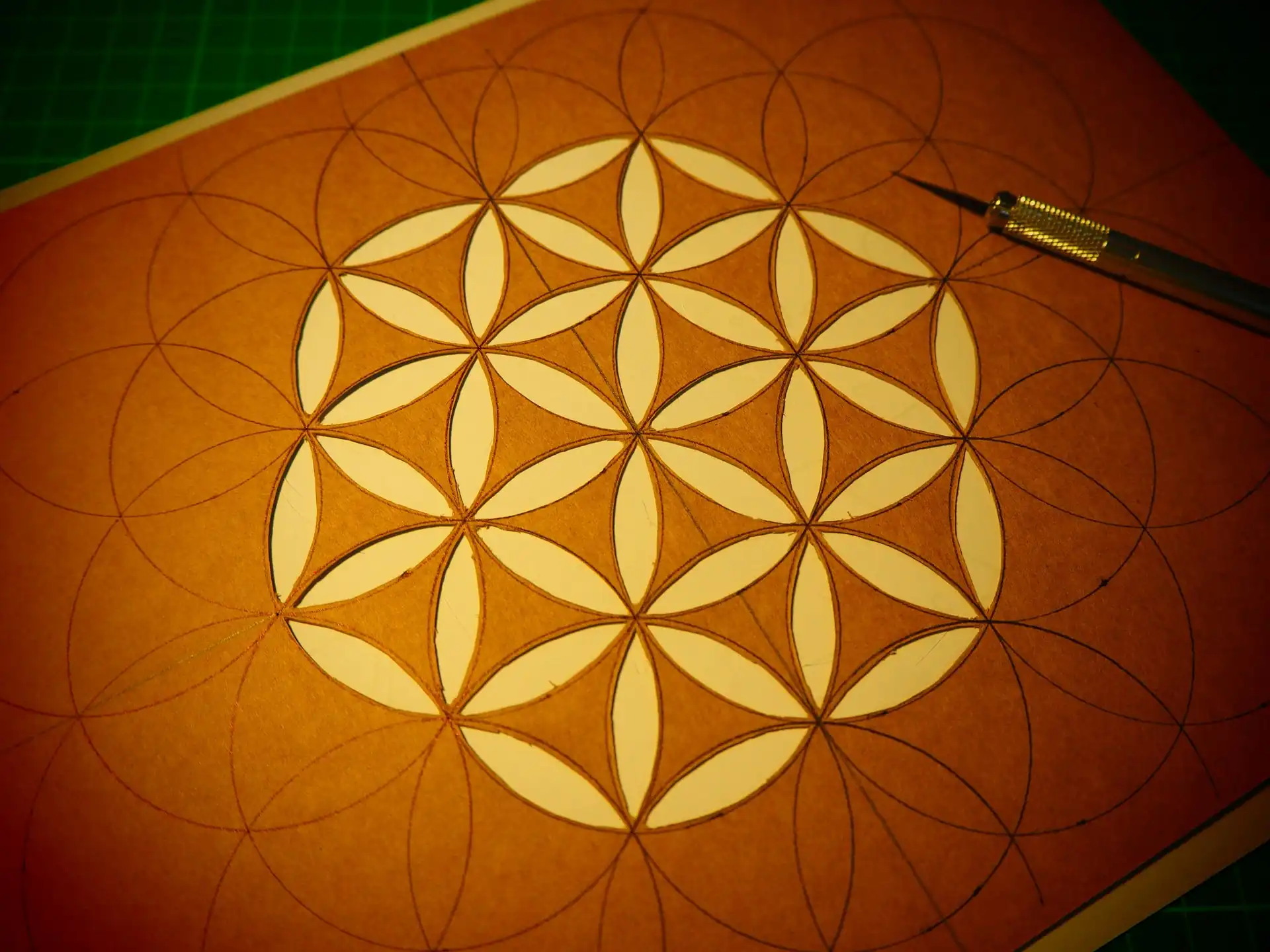 tiago_hands-flower-of-life-5964256_1920